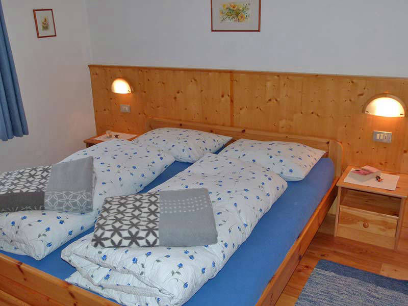 Kleines Schlafzimmer mit Doppelbett